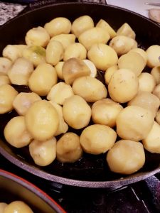 Bratkartoffeln in der gusseisernen Pfanne.