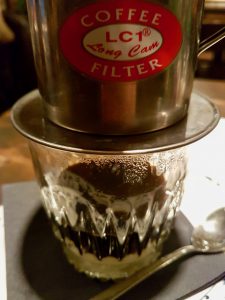 Vietnamesischer Kaffee: Der Kaffee tröpfelt langsam in die süße Kondensmilch