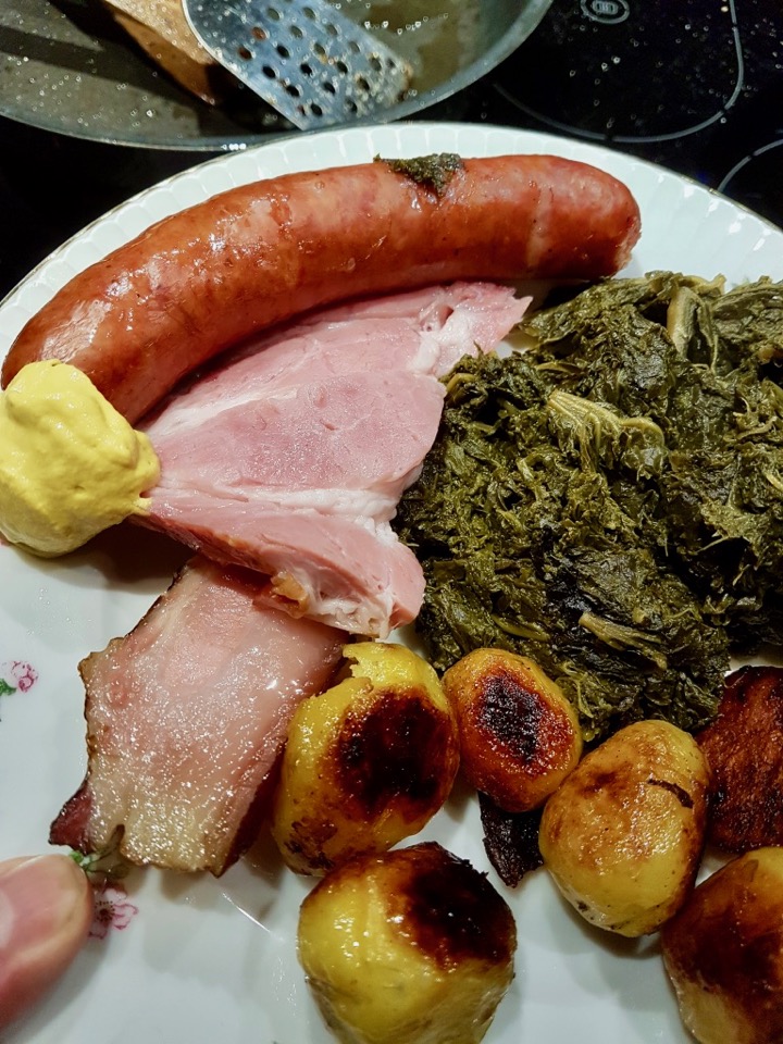 Grünkohl mit karamellisierten Bratkartoffeln, Kohlwurst, Kassler, Schweinebacke und Senf.