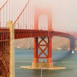 Die Golden Gate Bridge im Nebel.