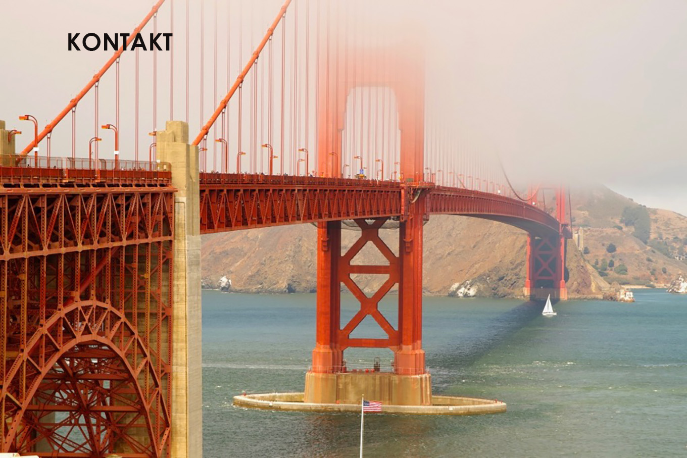 Golden Gate Bridge mit Schriftzug "Kontakt"
