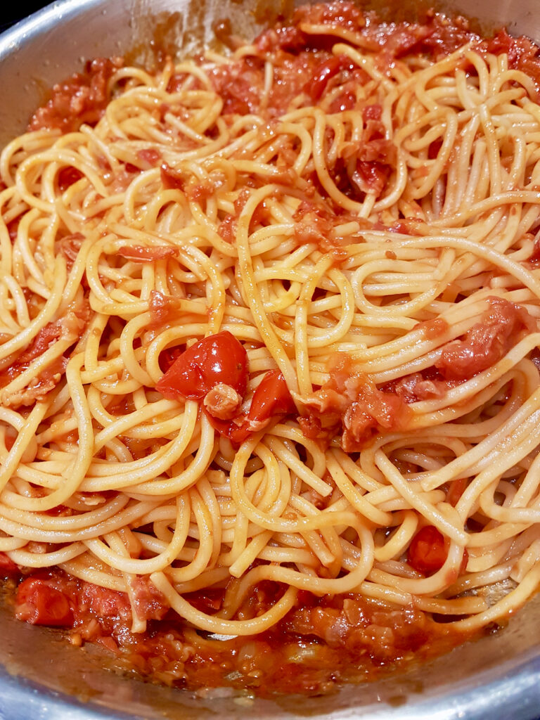 All'Amatriciana: Sugo in der Pfanne mit den Spaghetti vereinigt. Foto: Frank Behrens