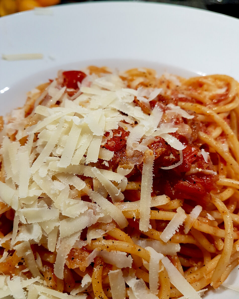 Spaghetti all'Amatriciana angerichtet mit Parmesan. Foto: Frank Behrens