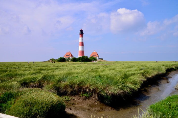 Der Leuchtturm von Westerhever auf der Halbinsel Eiderstedt (Nordfriesland/Schleswig-Holstein). Juli 2021, Foto: Frank Behrens
