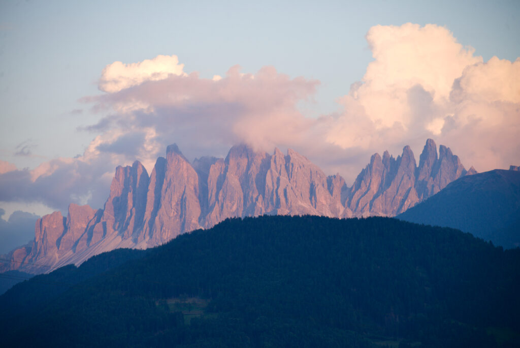 Die Geislergruppe (auch Geislerspitzen) zwischen Villnöß und Gröden in Südtirol. September 2021, Foto: Frank Behrens