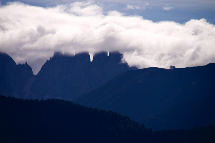 Die Geislerspitzen in Wolken. Südtirol, September 2021, Foto: Frank Behrens