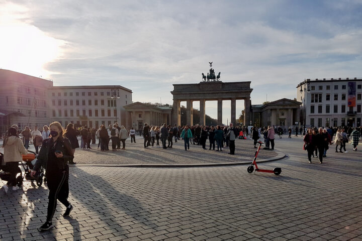 Die Berliner Ampelkoalition sortiert sich: Blick auf das Brandenburger Tor. Foto: Frank Behrens