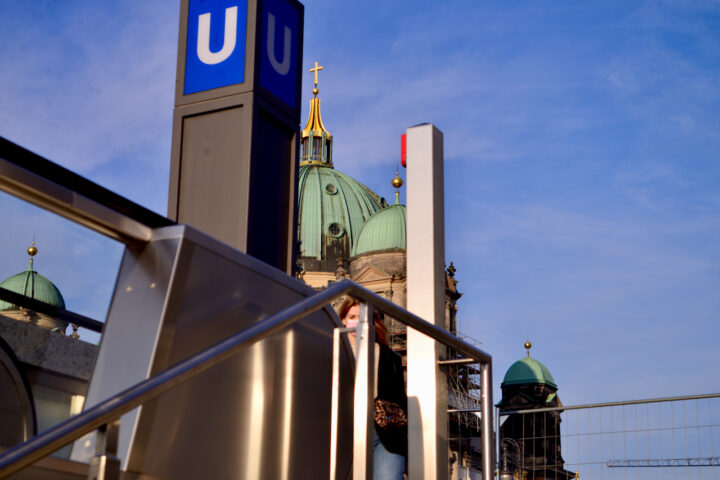 Berlin: U-Bahnhof Museumsinsel und Berliner Dom, Oktober 2021. Foto: Fran Behrens