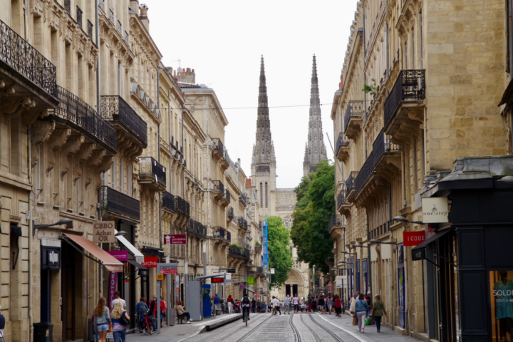 Bordeaux, im Hintergrund die Kathedrale. Juli 2020, Foto: Frank Behrens