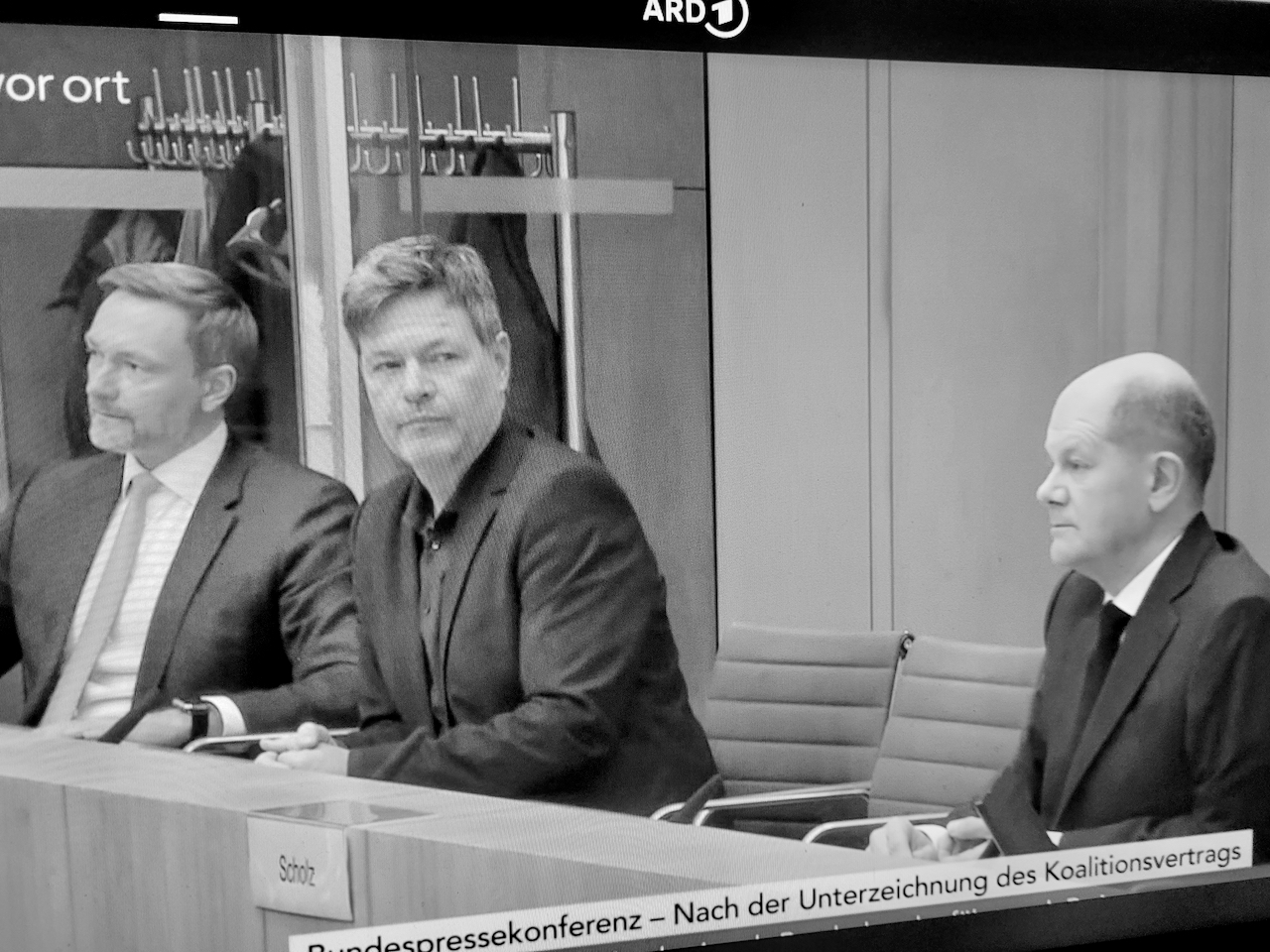 Mehr Fortschritt wagen: Die Spitzen der Ampelkoalition in der Bundespressekonferenz. Screenshot ARD/Phoenix