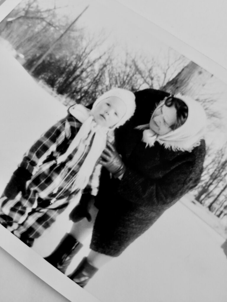 Der Autor mit seiner Großmutter ca. 1970. Eine Zeitreise 1922 bis 2022. Foto: Frank Behrens