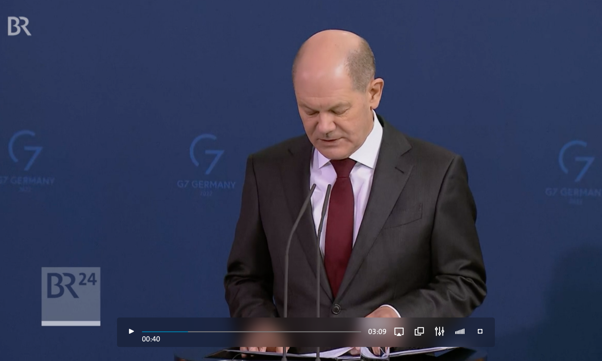 Krisen-Kommunikation: Er hat es getan: Olaf Scholz verkündet das vorläufige Aus von North Stream 2. Screenshot: Bayerischer Rundfunk/BR24