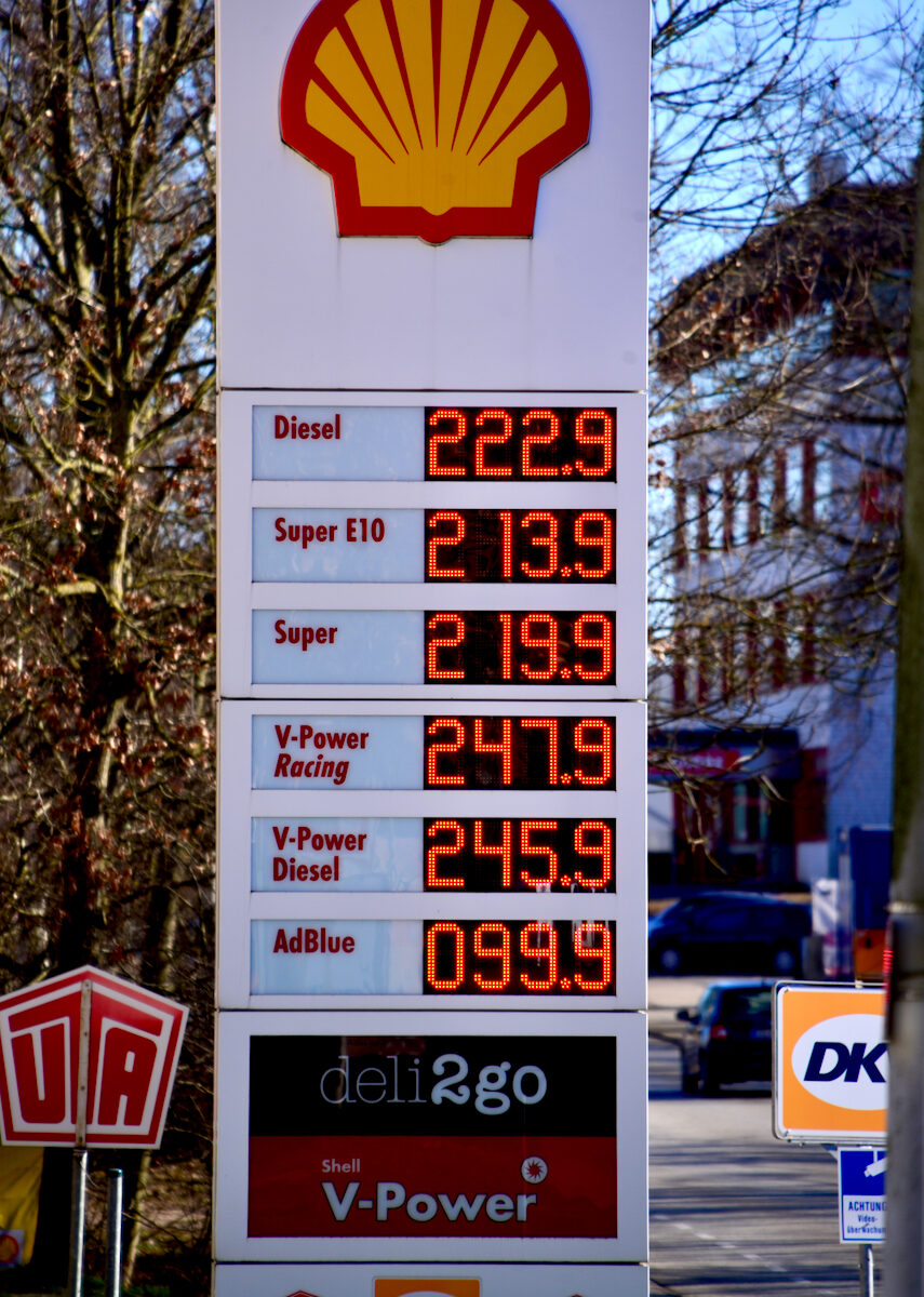 Scholz und das Öl: Der russische Überfall auf die Ukraine lässt auch die Benzinpreise steigen. Foto: Frank Behrens