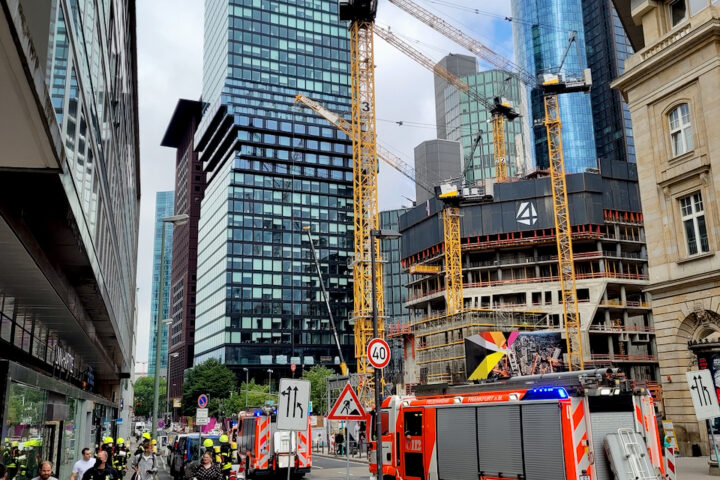 Einsatz der Feuerwehr Frankfurt gegenüber der "Four"-Baustelle am 25. Juni 2022. Foto: Frank Behrens