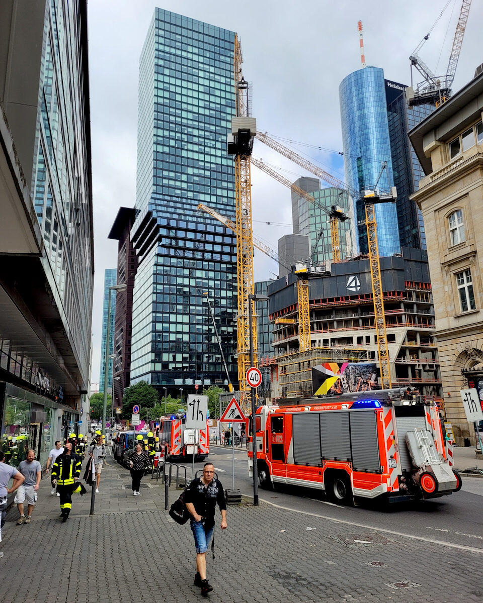 Einsatz der Feuerwehr Frankfurt gegenüber der "Four"-Baustelle am 25. Juni 2022. Foto: Frank Behrens