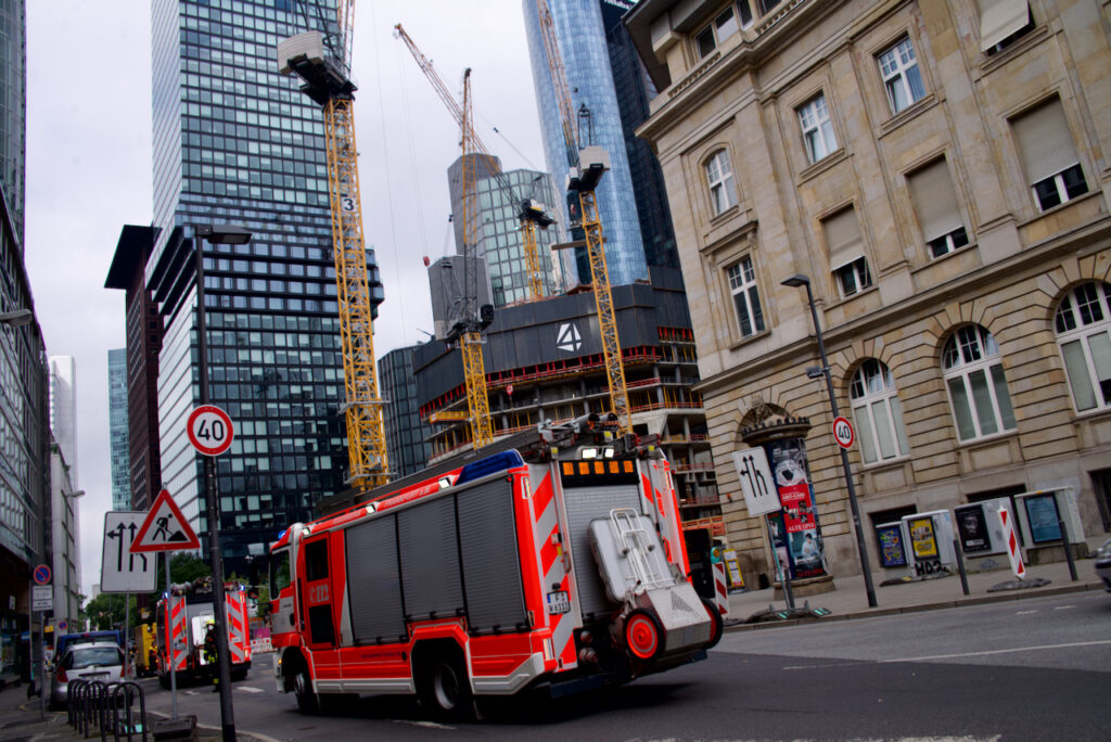 Einsatz der Frankfurter Feuerwehr gegenüber der "Four"-Baustelle am 25. Juni 2022. Foto: Frank Behrens