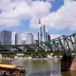 Frankfurt am Main: Skyline und Eiserner Steg (Juni 2022). Foto: Frank Behrens