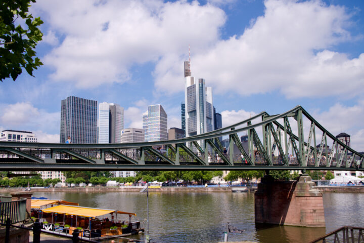 Frankfurt am Main: Skyline und Eiserner Steg (Juni 2022). Foto: Frank Behrens