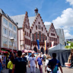 Frankfurt am Main: Touristen auf dem Römerberg (Juni 2022). Foto: Frank Behrens