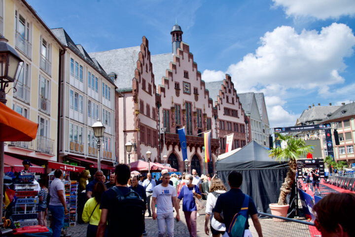 Frankfurt am Main: Touristen auf dem Römerberg (Juni 2022). Foto: Frank Behrens