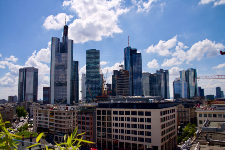 Frankfurt am Main: Bankenviertel von der Skylounge des Galeria-Kaufhauses aus gesehen (Juni 2022). Foto: Frank Behrens