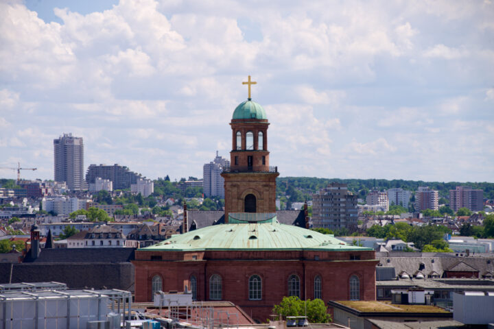 Frankfurt am Main: Die Paulskirche von der Galeria Skylounge aus gesehen (Juni 2022). Foto: Frank Behrens