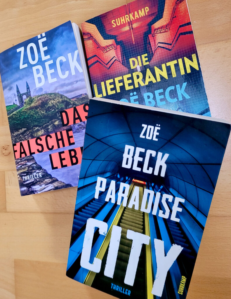 Drei Buchcover von Zoë Beck: "Paradise City", "Das falsche Leben" und "Die Lieferantin", alle bei Suhrkamp erschienen. Foto: Frank Behrens