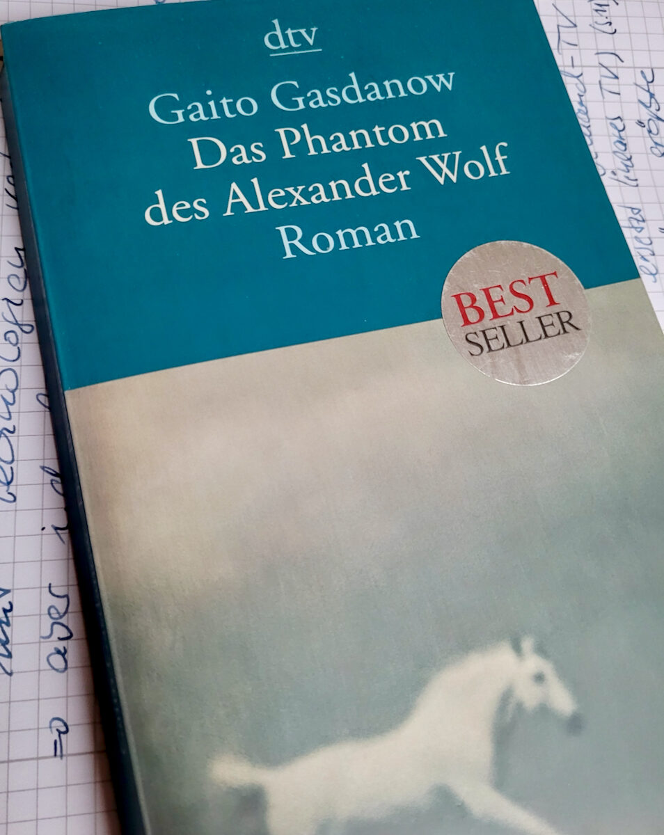 Die dtv-Taschenbuchausgabe von Gaito Gasdanows Roman "Das Phantom des Alexander Wolf". Foto: Frank Behrens