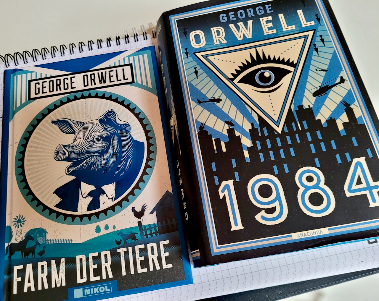 Zwei Neuausgaben von George Orwell: "Farm der Tiere" (Nikol) und "1984" (Anaconda). Foto: Frank Behrens