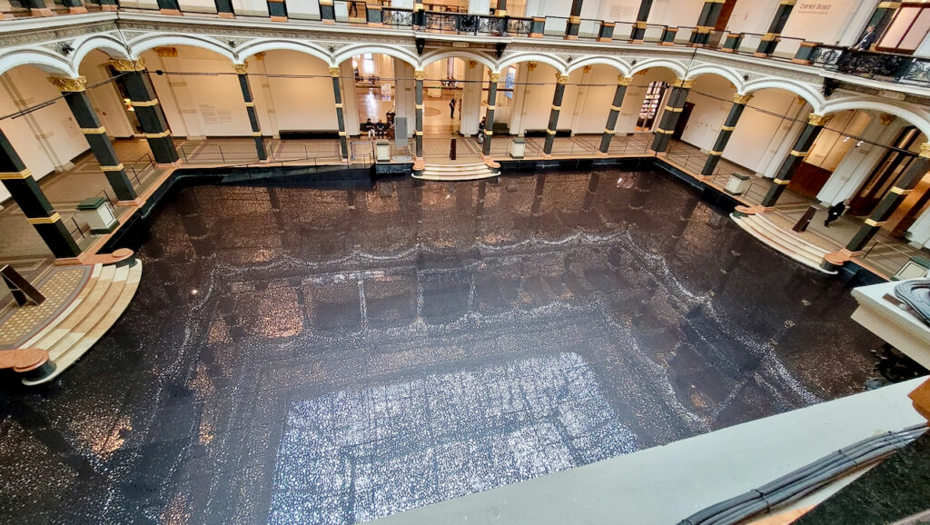 Das Erdgeschoss des Gropius-Baus: Besucher dürfen die mit Loch- und Spiegelfolie beklebte Fläche betreten. Foto: Frank Behrens 